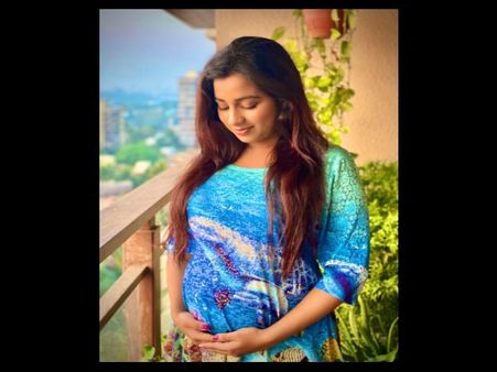 शादी के 6 साल बाद बेबी बंप के साथ श्रेया घोषाल ने शेयर की गुड न्यूज,पति के नाम से जुड़ा बच्चे का नाम