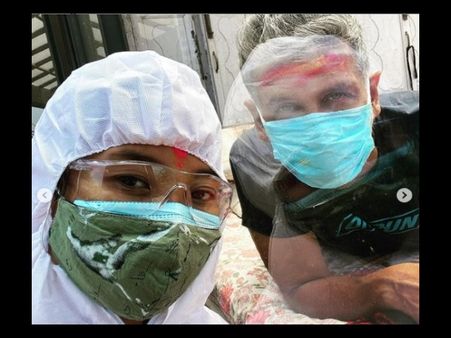 कोरोना पॅाजिटिव मिलिंद सोमन ने वाइफ के साथ PPE किट में खेली होली, सामने आयी तस्वीर