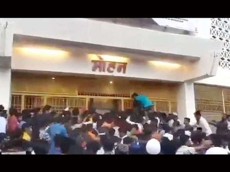 'मुंबई सागा' देखने के लिए थियेटर के बाहर उमड़ी भीड़, शिल्पा शेट्टी के पति ने मारा ताना- 'कोविड फ्री!'- VIDEO