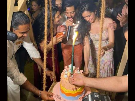 श्रद्धा कपूर ने परिवार और बॉयफ्रैंड के साथ किया बर्थडे सेलिब्रेट, केक काटा, जमकर किया डांस- PICS और वीडियो