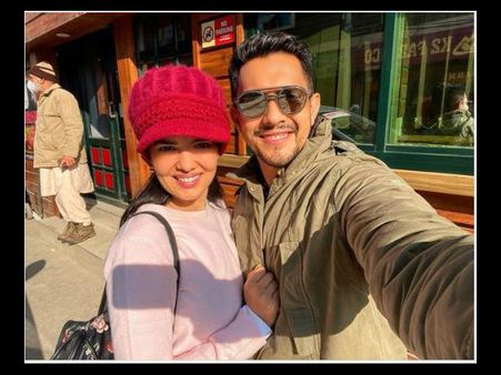 आदित्य नारायण और उनकी पत्नी श्वेता कोरोना पॉजिटिव, अस्पताल में एडमिट होकर पिता से कहा- प्रार्थना करना