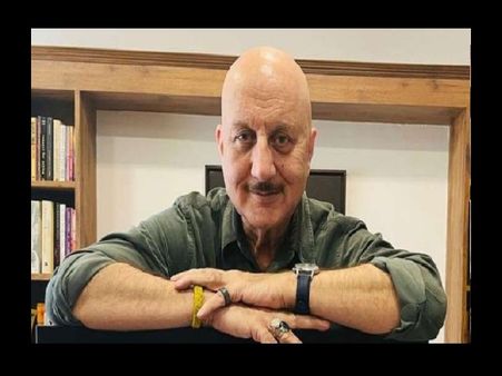 अनुपम खेर COVID-19 संकट में कर रहे मदद, BMC को ऑक्सीजन कॉन्सेंट्रेटर और BiPAP मशीनें की दान