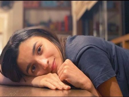 कोरोना के दर्द से जूझ रहीं आलिया भट्ट, क्वारंटीन से शेयर की फोटो- 'जो कभी सोचा नहीं, उससे गुजरना पड़ रहा'!