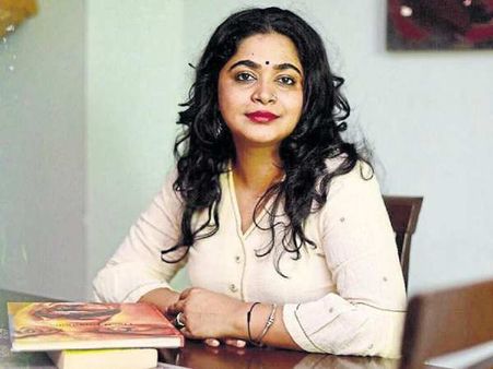 प्रोड्यूसर- डायरेक्टर अश्विनी अय्यर तिवारी ने अपने डेब्यू नॉवेल 'मैपिंग लव' की रिलीज को इस वजह से टाला!