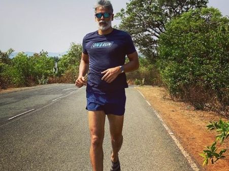 कोरोना को हराने के बाद मिलिंद सोमन ने लगाई 5 किलोमीटर की लंबी दौड़, वीडियो वायरल!