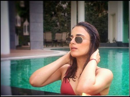 रेड बिकिनी में राधिका मदान ने शेयर की सेक्सी फोटो, स्विमिंग पूल में एन्जॉय करती दिखीं सीक्रेट हॉलिडे!