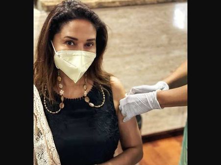 माधुरी दीक्षित समेत कई सेलेब्स ने लिया कोरोना वैक्सीन का दूसरा डोज़- तस्वीर शेयर करते हुए की खास अपील