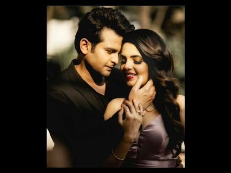 कपिल शर्मा शो फेम सुगंधा मिश्रा और संकेत भोसले ने की सगाई, फोटे शेयर कर बोला-सोलमेट