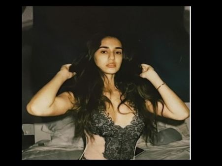 दिशा पटानी ने बेडरूम में दिया ऐसा सेक्सी पोज, ​अकेले में देखिए सुपर हॅाट बिकिनी तस्वीरें