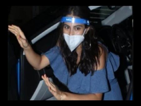 सेल्फी लेने के लिए फैन ने हटाया मास्क तो भड़कीं सारा अली खान- ये तुम क्या कर रहे हो, देखिए VIDEO