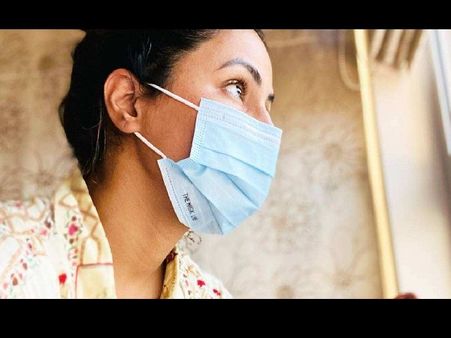 कोरोना के आगे बेबस हुईं हिना खान, पिता का निधन, खुद कमरे में बंद- मां के लिए लिखा दर्दनाक पोस्ट