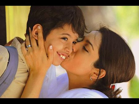 Happy Mothers Day: अपनी प्यारी मां को डेडिकेट करें ये बॉलीवुड गानें, कह दीजिए- 'तू कितनी अच्छी है'