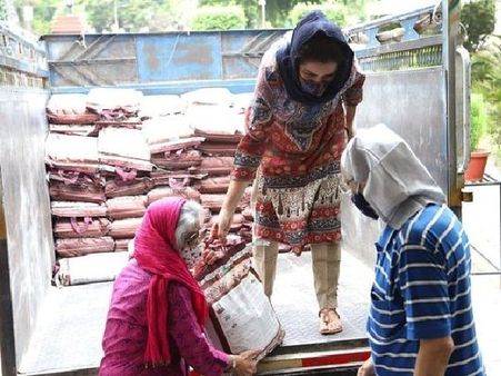 टिस्का चोपड़ा ने फिर बढ़ाया मदद का हाथ, कोविड -19 में जरूरतमंद लोगों को बांटा खाना