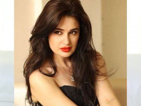 बिग बॉस फेम युविका चौधरी को अरेस्ट करने की मांग, किया था जातिसूचक शब्द का इस्तेमाल- मांगी माफी