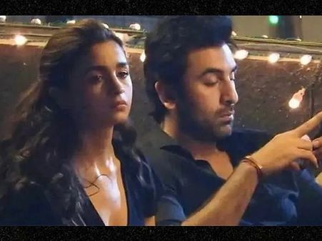 आलिया भट्ट और रणबीर कपूर के घर के बाहर 'ताउते साइक्लोन' ने मचाई तबाही, वीडियो में देखिए हाल