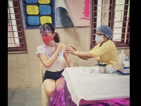 राधिका मदान ने लिया कोविड वैक्सीन का पहला डोज, लोगों से की वैक्सीन रजिस्ट्रेशन करवाने की अपील