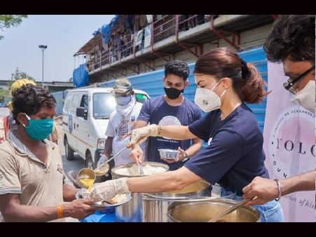 YOLO Foundation- जैकलीन फर्नांडीज ने अपने हाथ से बांटा जरूरतमंदो को खाना, वायरल हुईं तस्वीरें!