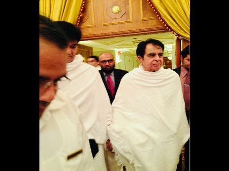 दिलीप कुमार ने दिखाई 8 साल पुरानी तस्वीर, लिखा- मक्का से मदीना तक, देखिए सफेद चादर में सुपरस्टार