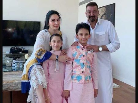 संजय दत्त दुबई में मान्यता दत्त और बच्चों के साथ सेलिब्रेट कर रहे हैं ईद, देंखे तस्वीरें