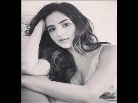 बिग बॅास 14 के बाद जैस्मिन भसीन पहली बार हुईं इतनी बोल्ड, बैकलेस टॅाप में लगाई आग, नजर नहीं हटेगी