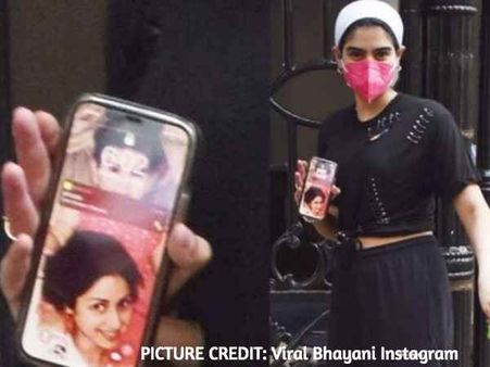 कैमरों में कैद हुआ खुशी कपूर के फोन का स्क्रीनसेवर, मां श्रीदेवी के साथ बचपन की खास तस्वीर