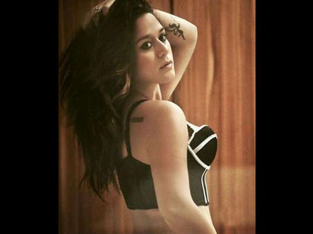 बिकिनी में टाइगर की बहन कृष्णा श्रॉफ ने चलाई तेज साइकिल, देखकर फैंस के उड़ गए होश VIDEO