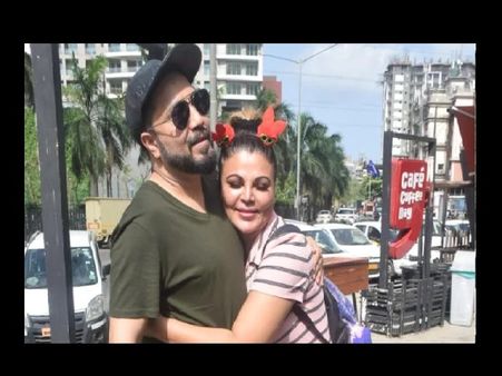 राखी सावंत ने पहली बार सरेआम छुए मीका सिंह के पैर, Kiss कंट्रोवर्सी के बाद Video देख लोग हैरान