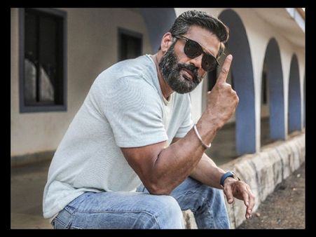 कोरोना का कहर,नेताओं पर भड़के सुनील शेट्टी- उन्हें पैसा कमाना है और हम ऑक्सीजन के लिए भटक रहे हैं