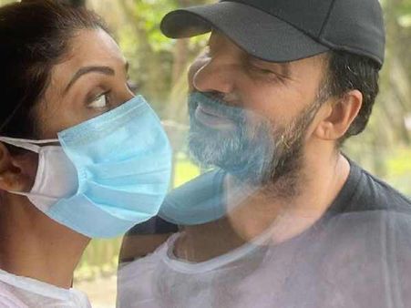 शिल्पा शेट्टी ने कोरोना पॉज़िटिव पति राज कुंद्रा को किया किस, शेयर की 'कोरोना प्यार है' वाली तस्वीर