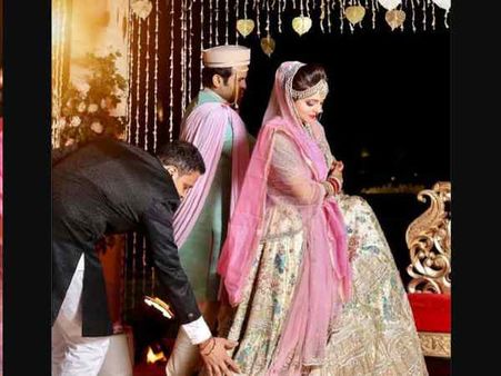 शादी के 9 दिन कॉमेडियन सुगंधा मिश्रा - संकेत भोसले पर FIR, कोरोना नियमों की उड़ाई धज्जियां