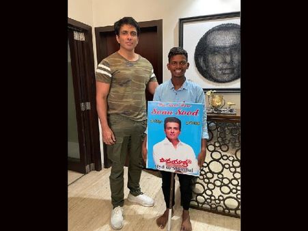 सोनू सूद के फैन की दीवानगी, हैदराबाद से नंगे पैर चलकर मिलने पहुंचा मुंबई!
