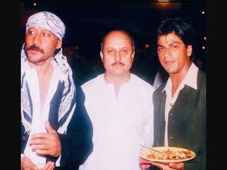 अनुपम खेर ने शाहरुख खान और जैकी श्रॉफ के साथ शेयर की एक पुरानी तस्वीर- टाइगर श्रॉफ ने किया कमेंट