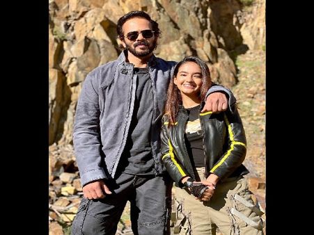 'खतरों के खिलाड़ी 11' में मचा हड़कंप, कंटेस्टेंट अनुष्का सेन कोविड पॉजिटिव, सेट पर कोरोना का खतरा !