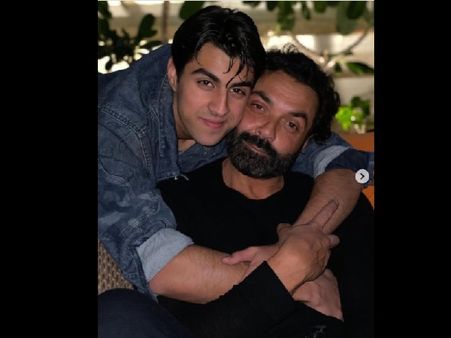 बॉबी देओल ने दिखाई बेटे आर्यमान की लेटेस्ट फोटो, ट्विंकल खन्ना ने की तारीफ, फैंस ने बोला- पूरा टॅाम क्रूज