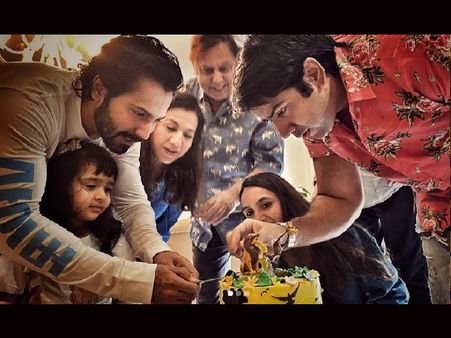 वरुण धवन ने परिवार के साथ साझा की शानदार तस्वीर, मनाते दिखे भतीजी का जन्मदिन!