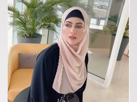 'हिजाब' के कारण ट्रोल हुईं सना खान, 'पढ़-लिखकर क्या फायदा'- फिर ट्रोलर को सुनाई खरी-खरी