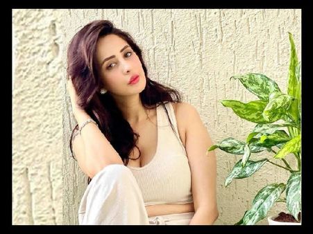 2 बच्चों की मां होने के कारण मेरे पास ना कोई काम है, ना मेरे पास काम का कोई ऑफर है, मदद से पाल रही हूं