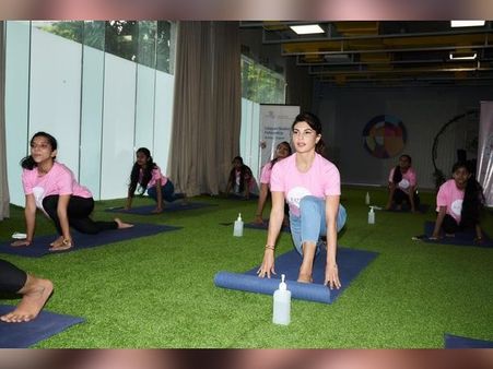 International Yoga Day 2021: जैकलीन फर्नांडिज ने बच्चों के साथ किया योग, शेयर की प्यारी तस्वीरें