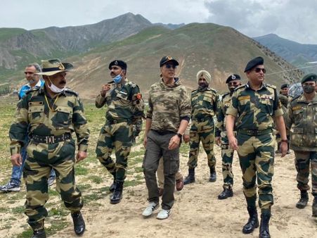 कश्मीर में BSF जवानों से मिले अक्षय कुमार, सामने आईं तस्वीरें