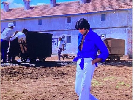 'दीवार' के लुक पर बोले अमिताभ बच्‍चन, फैशन नहीं मजबूरी थी, शर्ट में बंधी हुई गांठ