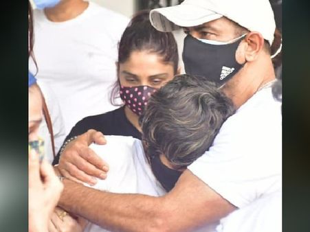 पति राज कौशल के निधन से टूटी मंदिरा बेदी, रोती-बिलखती आईं नजर-दर्दनाक वीडियो