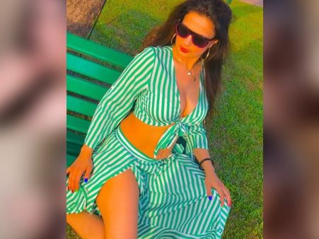 अमीषा पटेल ने ग्लैमस तस्वीरों से फैंस को किया इंप्रेस, देखें दिलकश अदाएं