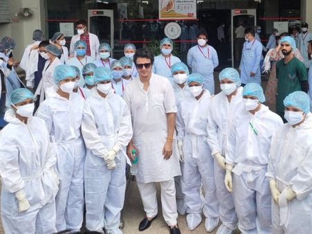 अनिरुद्ध दवे अस्पताल से घर लौटे, 55 दिनों तक कोरोना से लड़ी जंग- POST