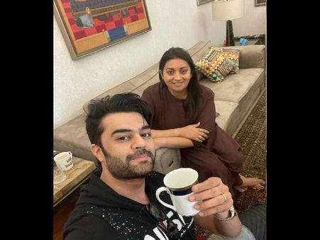 स्मृति ईरानी से मिलने गए मनीष पॉल, तस्वीर के साथ महामारी में काढ़ा पिलाने के लिए बोला धन्यवाद