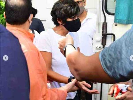 दु:खद तस्वीरें - मंदिरा बेदी ने दी पति राज कौशल को अंतिम विदाई, दोस्त रोनित रॉय ने संभाला