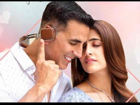 Filhaal 2- अक्षय कुमार किस तरह से सेट पर करते हैं मदद, नूपुर सैनन ने खोले कुछ अनसुने राज!