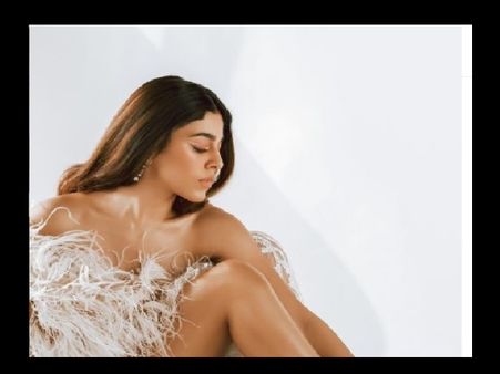 अलाया फर्नीचरवाला का परी लुक में पहली बार इतना Hot फोटोशूट, मां पूजा बेदी से भी ज्यादा ग्लैमरस