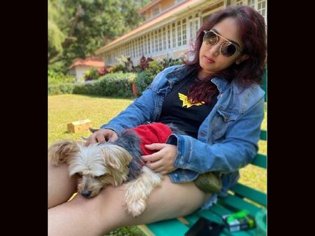 आमिर खान की बेटी आयरा खान हो रहीं हैं ट्रोल, तस्वीर में नजर आया सिगरेट का पैकेट?