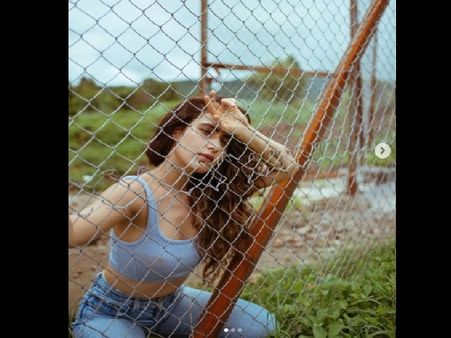 फातिमा सना शेख का 12 तस्वीरों वाला सबसे बोल्ड फोटोशूट देख आमिर खान की बेटी का रिएक्शन Viral