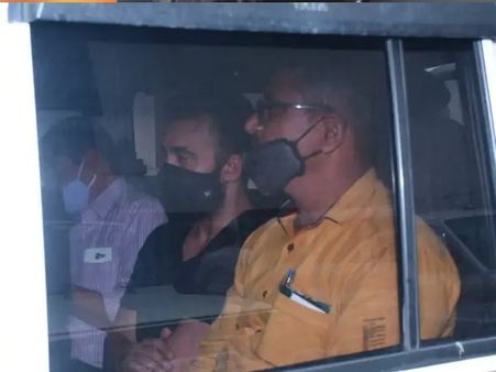2 दिन की पुलिस रिमांड के बाद नजर आए राज कुंद्रा, कड़ी सुरक्षा के बीच हुआ मेडिकल टेस्ट